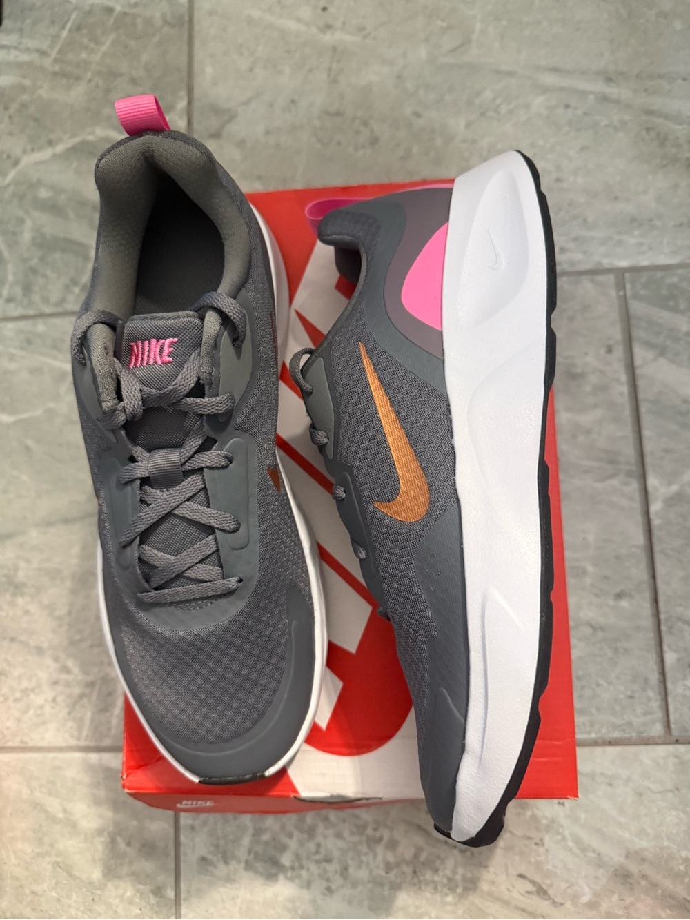 New boys girls Nike Sz 7Y Grey Pink Athletic Sneakers with Gold Swoosh